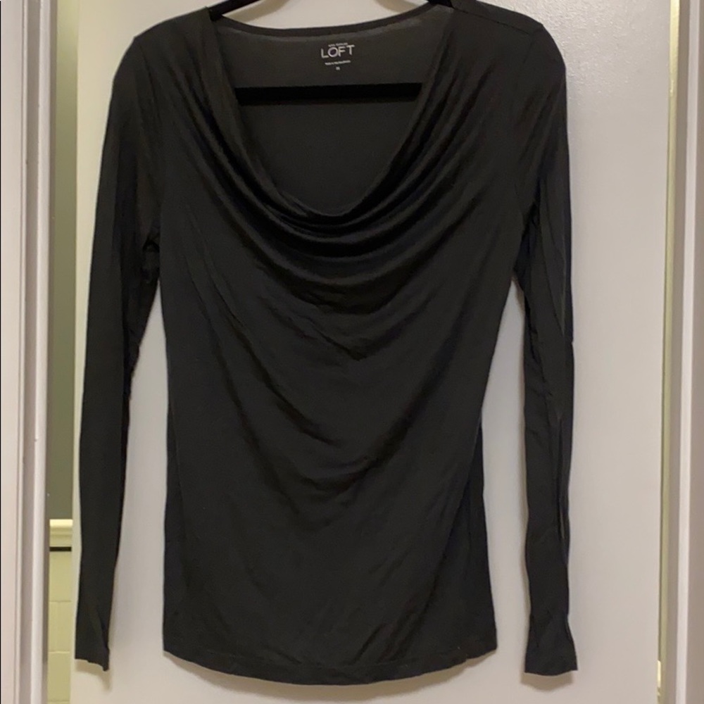 LOFT Gray lightweight scoop neck top